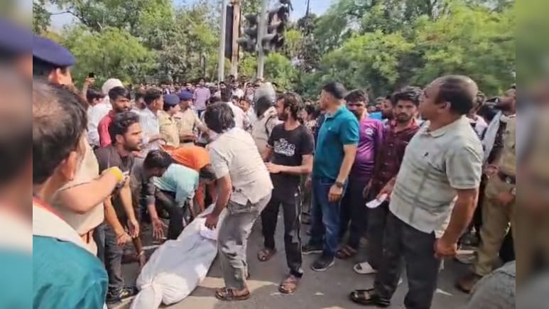 ग्वालियर एक्सीडेंट: परिजनों ने शवों को सड़क पर रख किया चक्कजाम, स्कॉर्पियो मालिक-ड्राइवर को फांसी देने की मांग