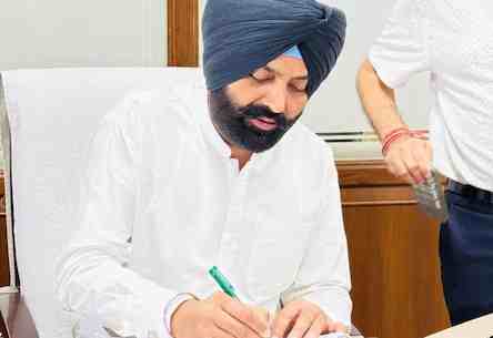 आत्महत्या के लिए उकसाने के आरोप लगने के बाद पंजाब के मंत्री लालजीत भुल्लर ने इस्तीफा दिया