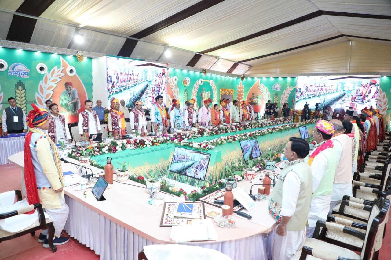 मुख्यमंत्री डॉ मोहन यादव की अध्यक्षता में वंदे मातरम के गान के साथ कृषि कैबिनेट ,बड़वानी जिले के नागलवाड़ी में हुई