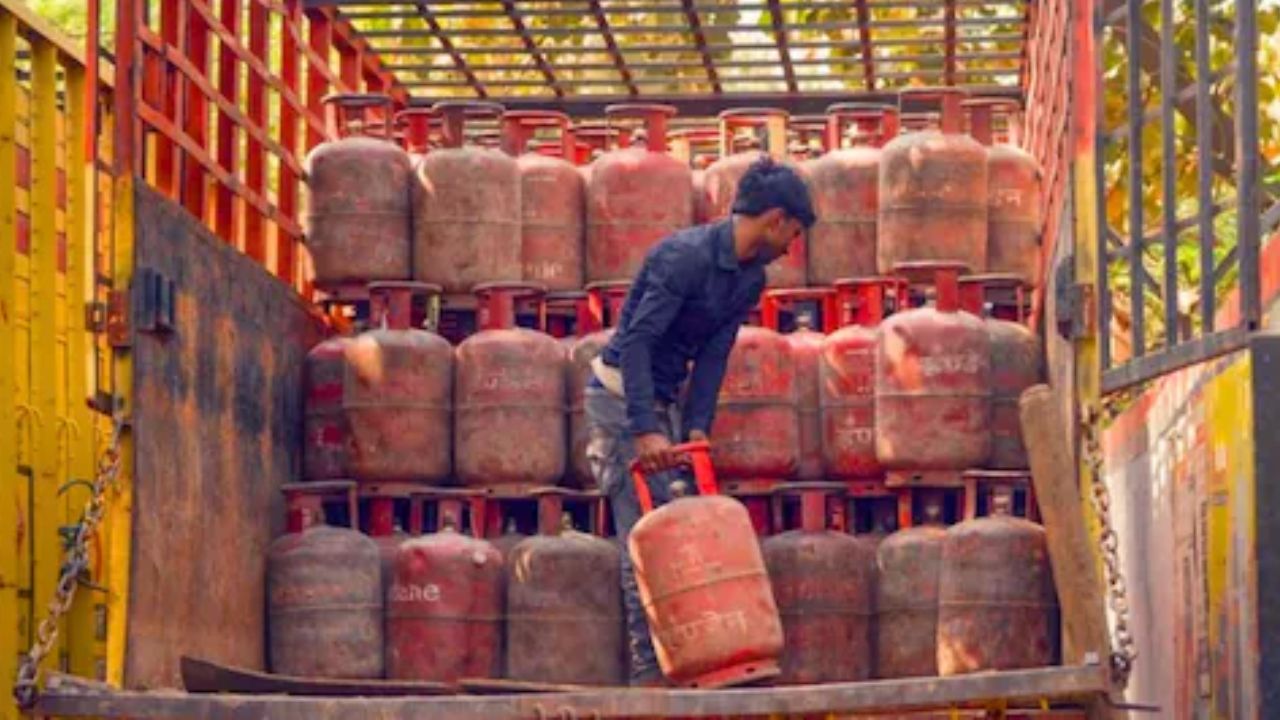 LPG Cylinder Booking: व्हाट्सऐप से कैसे कर सकते हैं इंडेन गैस सिलेंडर की बुकिंग? यहां जानिए स्टेप बाय स्टेप प्रोसेस