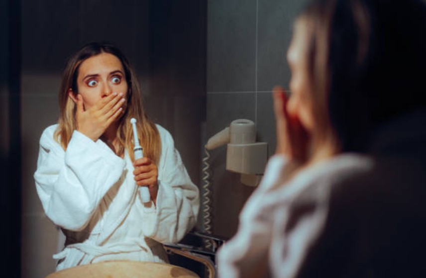 बाथरूम में फटा टूथब्रश, महिला ने बताया कैसा था सीन? बोली- किस्मत अच्छी थी वरना...