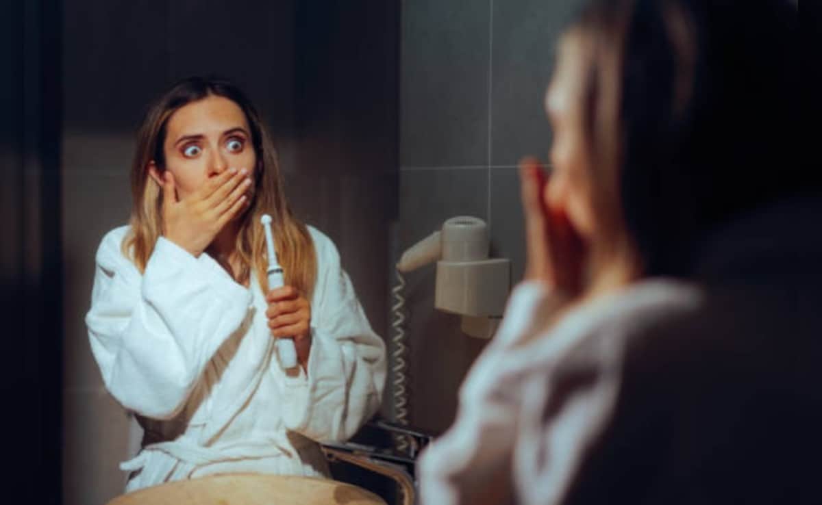 बाथरूम में फटा टूथब्रश, महिला ने बताया कैसा था सीन? बोली- किस्मत अच्छी थी वरना...