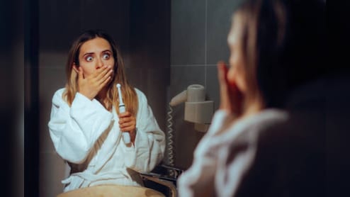 बाथरूम में फटा टूथब्रश, महिला ने बताया कैसा था सीन? बोली- किस्मत अच्छी थी वरना...