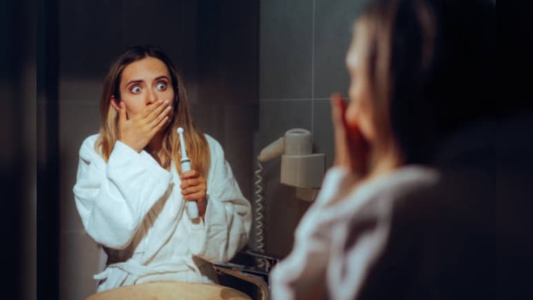 बाथरूम में फटा टूथब्रश, महिला ने बताया कैसा था सीन? बोली- किस्मत अच्छी थी वरना...