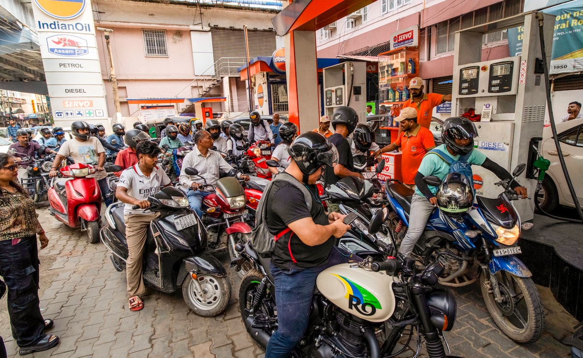 ईरान-इजरायल जंग के बीच भारत में पेट्रोल-डीजल का पैनिक, 15% बढ़ी मांग; कई शहरों में राशनिंग प्रक्रिया शुरू