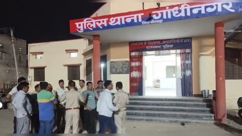 पत्&zwj;नी ने प्रेमी से बनवाया नहाने का वीड&zwj;ियो, पत&zwj;ि को फंसाने के ल&zwj;िए कर द&zwj;िया वायरल&nbsp;