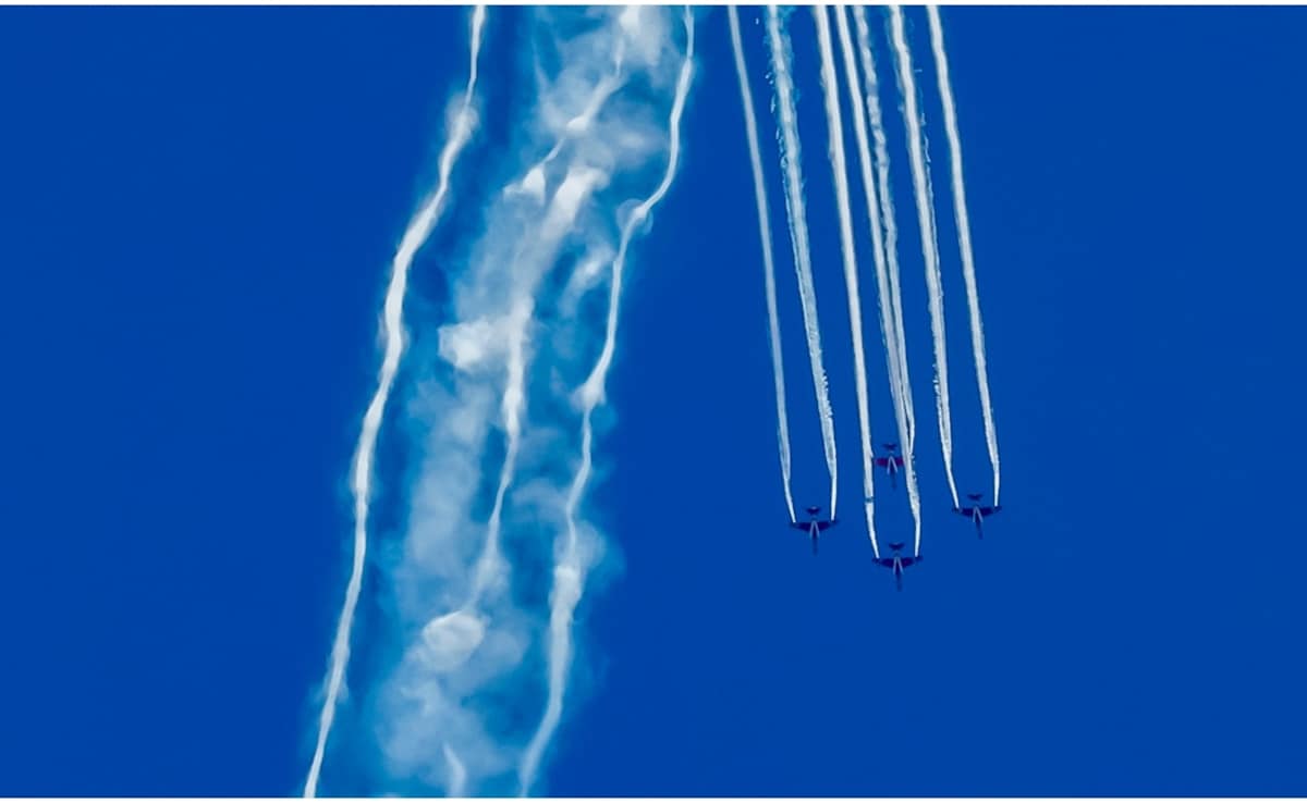 IAF की सूर्य किरण एरोबेटिक टीम ने 25 मार्च को हिमाचल प्रदेश के हमीरपुर जिले में स्थित सैनिक स्कूल सुजानपुर टीरा के ऊपर एक प्रदर्शन के दौरान करतब दिखाए. IAF की सूर्य किरण एरोबेटिक टीम ने 25 मार्च को हिमाचल प्रदेश के हमीरपुर जिले में स्थित सैनिक स्कूल सुजानपुर टीरा के ऊपर एक प्रदर्शन के दौरान करतब दिखाए.