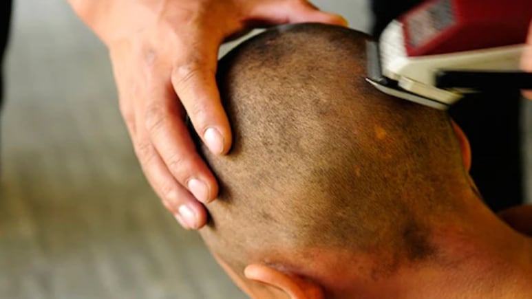 शादी के दबाव से परेशान महिला ने मुंडवा लिया सिर, वीडियो हुआ वायरल, बोलीं- 'आजादी बालों से ज्यादा जरूरी है'