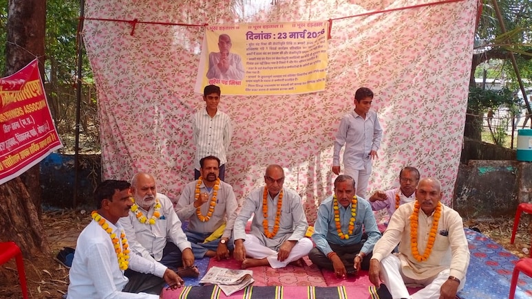 Satna: भूख हड़ताल पर बैठे सेवानिवृत्त कर्मचारी, डाइट प्राचार्य को हटाने की मांग, जानें पूरा मामला