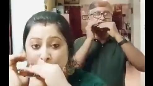 माउथ ऑर्गन पर पति पत्नी की खूबसूरत जुगलबंदी, राज कपूर के हिट सॉन्ग को नए अंदाज में किया पेश, वीडियो वायरल