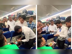 VIDEO: वंदे भारत में पैसेंजर्स को खाने की प्लेट में रेंगते मिले कीड़े, यात्री बोले- क्या हम जहर खा रहे हैं