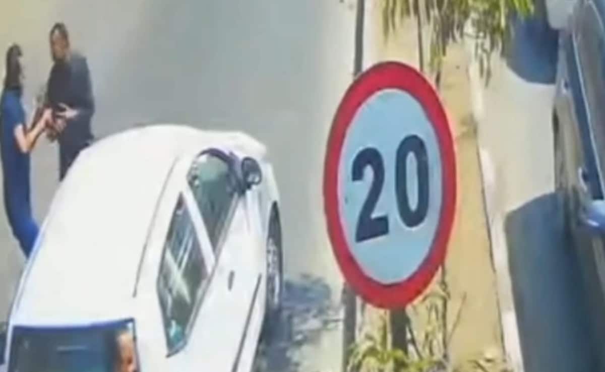 जबलपुर में ई-रिक्शा चालक की चप्पलों से पिटाई, हाथ जोड़कर माफी मांगी, फिर भी पीटता रहा कार वाला