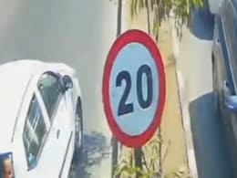 जबलपुर में ई-रिक्शा चालक की चप्पलों से पिटाई, हाथ जोड़कर माफी मांगी, फिर भी पीटता रहा कार वाला