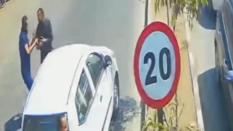 जबलपुर में ई-रिक्शा चालक की चप्पलों से पिटाई, हाथ जोड़कर माफी मांगी, फिर भी पीटता रहा कार वाला