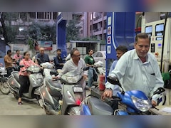 Petrol-Diesel Prices: पेट्रोल-डीजल दिल्‍ली में सस्‍ता या नोएडा में, आज छुट्टी वाले दिन जान लें अपने शहर के भाव