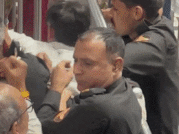 ये कैसी सुरक्षा! वृंदावन में दर्शन के लिए खड़े श्रद्धालुओं से सुरक्षाकर्मियों की हाथापाई, पुलिस भी देखती रही