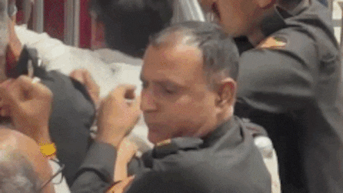 ये कैसी सुरक्षा! वृंदावन में दर्शन के लिए खड़े श्रद्धालुओं से सुरक्षाकर्मियों की हाथापाई, पुलिस भी देखती रही