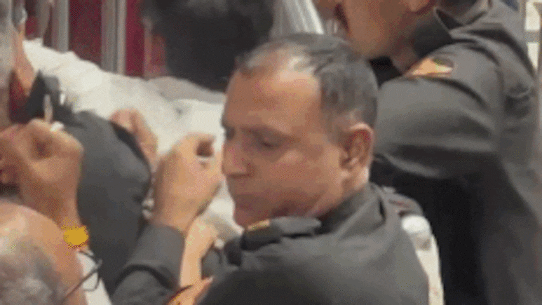 ये कैसी सुरक्षा! वृंदावन में दर्शन के लिए खड़े श्रद्धालुओं से सुरक्षाकर्मियों की हाथापाई, पुलिस भी देखती रही