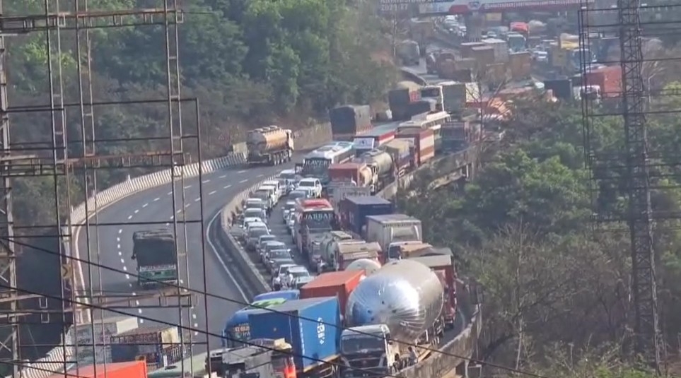 VIDEO: रामनवमी पर 5 किमी लंबा ट्रैफिक जाम, मुंबई-पुणे एक्सप्रेसवे पर रेंगती दिखी गाड़ियां, फंसे सैकड़ों यात्री