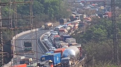 VIDEO: रामनवमी पर 5 किमी लंबा ट्रैफिक जाम, मुंबई-पुणे एक्सप्रेसवे पर रेंगती दिखी गाड़ियां, फंसे सैकड़ों यात्री