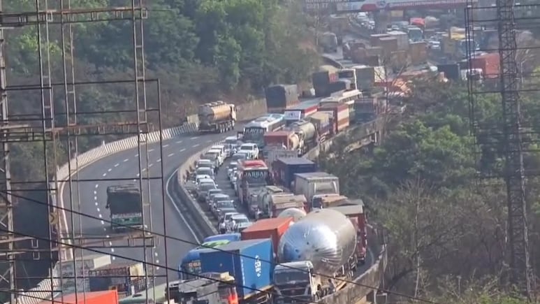 VIDEO: रामनवमी पर 5 किमी लंबा ट्रैफिक जाम, मुंबई-पुणे एक्सप्रेसवे पर रेंगती दिखी गाड़ियां, फंसे सैकड़ों यात्री