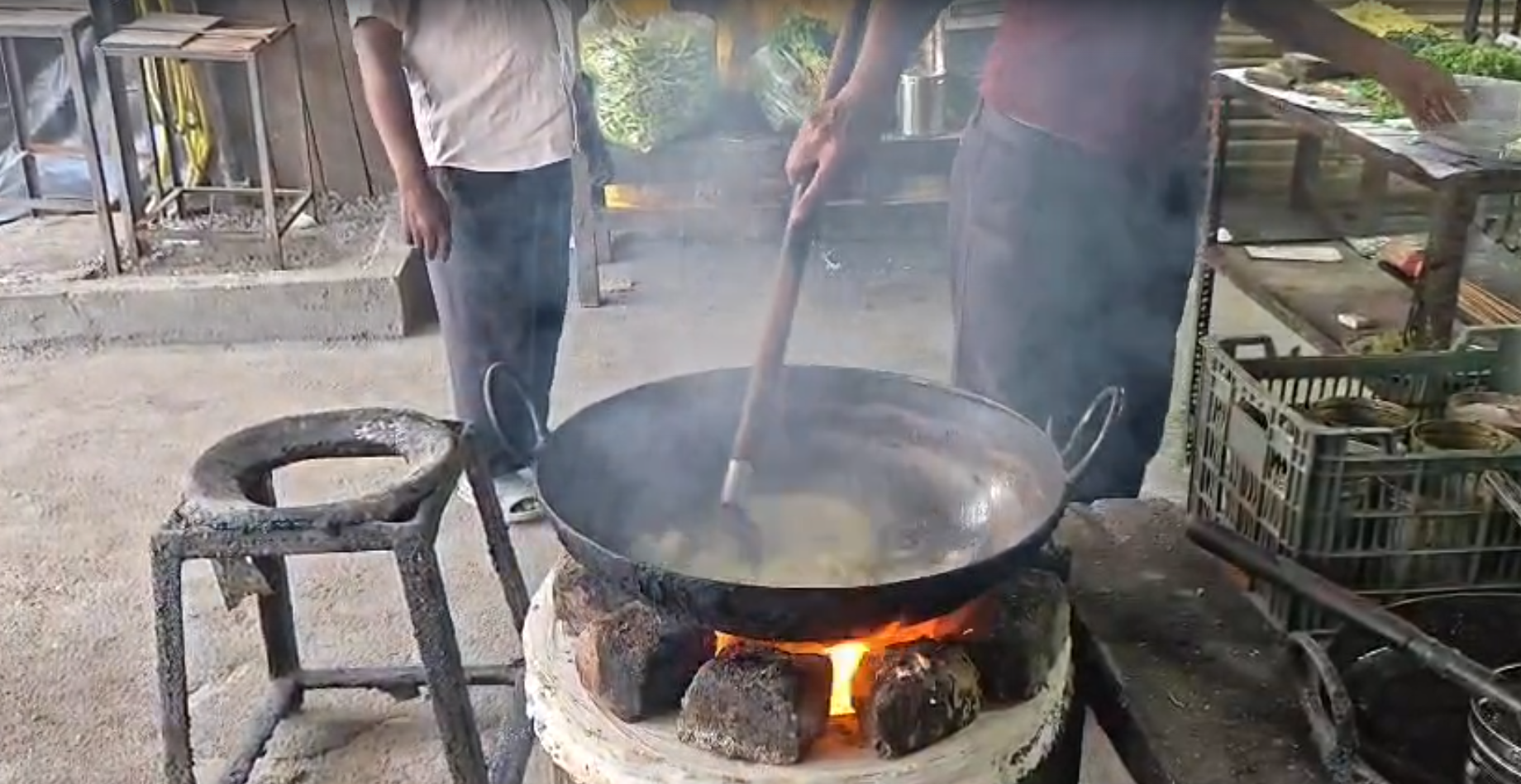 Iran War Pushes Many Eateries Into Retro Mode: Wood, Coal Replacing LPG