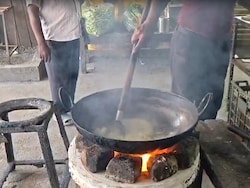 Iran War Pushes Many Eateries Into Retro Mode: Wood, Coal Replacing LPG