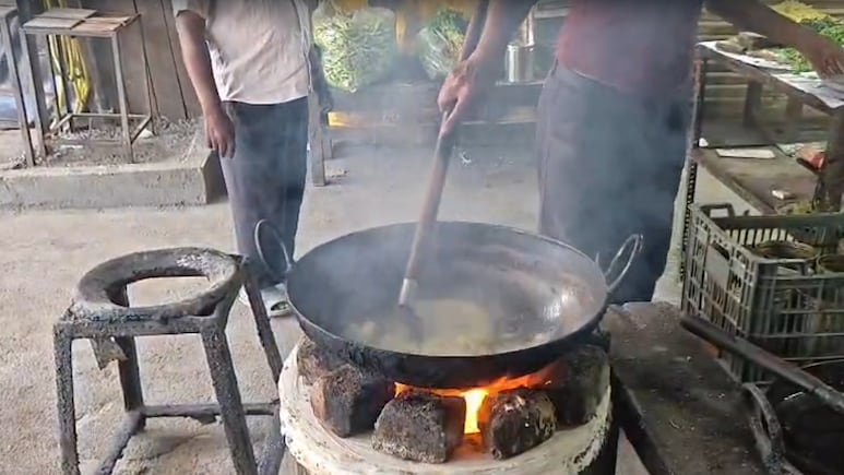 Iran War Pushes Many Eateries Into Retro Mode: Wood, Coal Replacing LPG