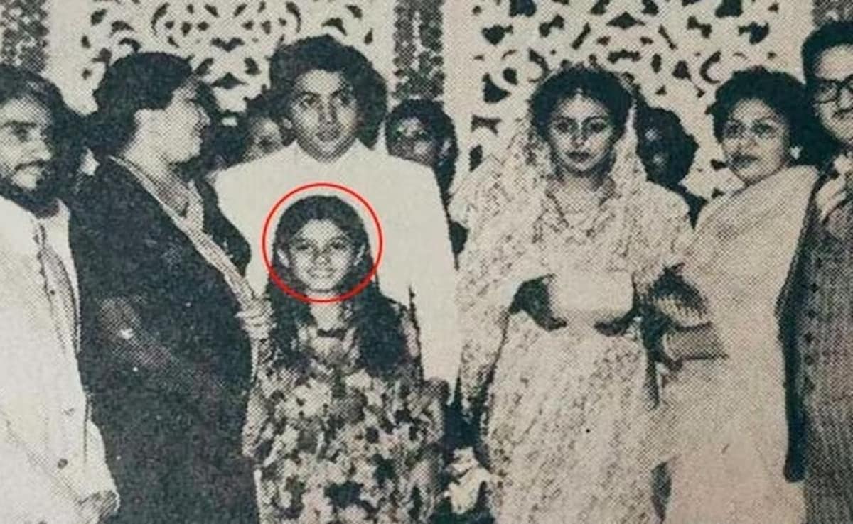 90's में बॉलीवुड की जान थी ये एक्ट्रेस, ऋषि-नीतू की शादी में थी छोटी बच्ची, अब तक कहलाती है नंबर 1...पहचाना क्या?