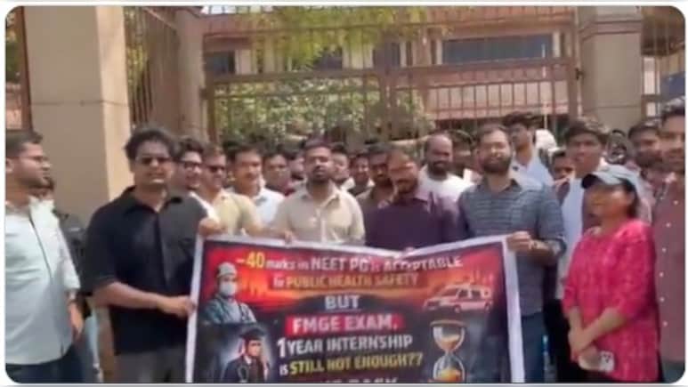 विदेश से डॉक्टरी पढ़कर आए छात्रों का NMC के खिलाफ दिल्ली में जोरदार प्रदर्शन, जानें क्या है पूरा विवाद