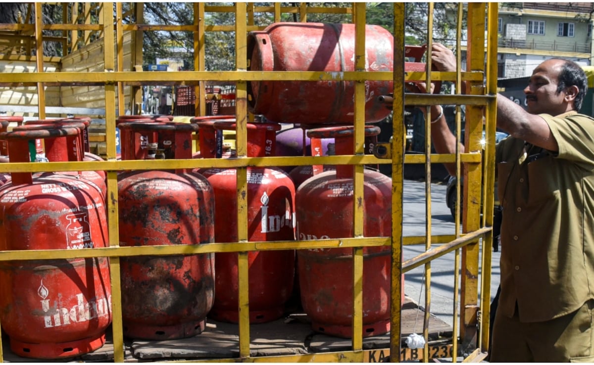 Commercial LPG Shortage In Bengaluru: CM Siddaramaiah Writes To Hardeep Singh Puri, Flags Direct Impact