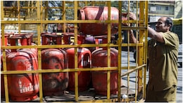 LPG Price Hike: आज से ₹60 महंगा हुआ घरेलू गैस सिलेंडर, कमर्शियल के दाम भी ₹114 उछले; चेक करें अपने शहर के नए रेट