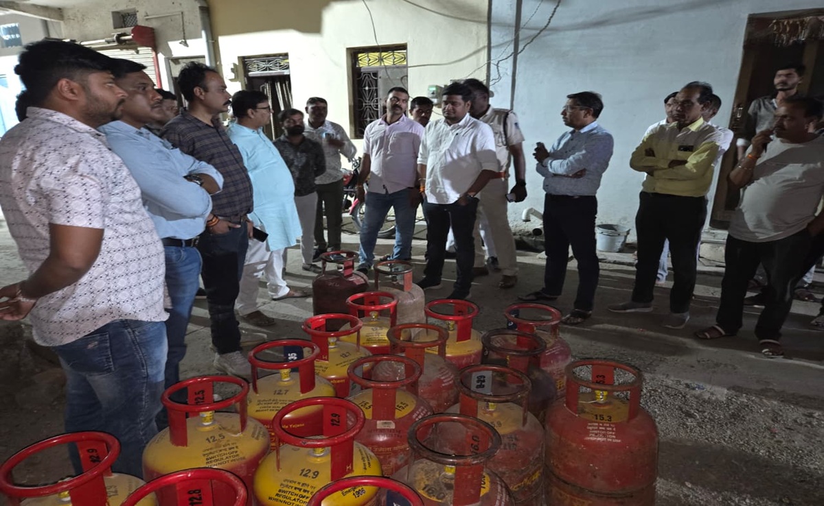 रतलाम में अवैध गैस सिलेंडर भंडारण पर प्रशासन की बड़ी कार्रवाई; सर्विस सेंटर पर छापा, इतने सिलेंडर जब्त