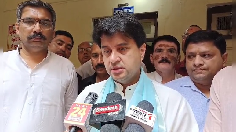 ग्वालियर हादसा: आग से व्यापारी परिवार को भारी नुकसान, केंद्रीय मंत्री सिंधिया ने पहुंचकर परिवार से की मुलाकात