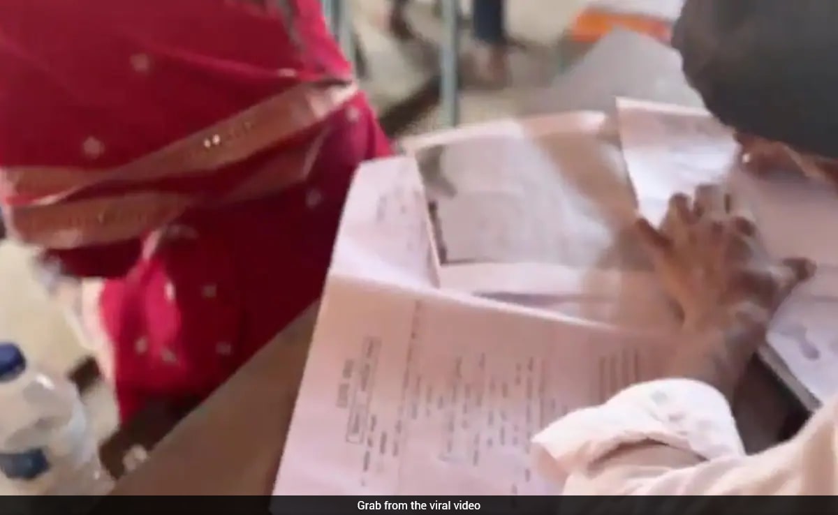 महाराष्ट्र के बीड में कक्षा 10वीं की साइंस परीक्षा के दौरान नकल करते हुए दिखे स्टूडेंट्स, खुलेआम चली चीटिंग