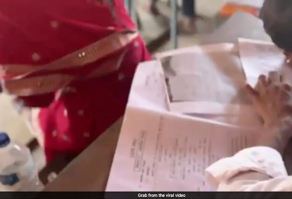 महाराष्ट्र के बीड में कक्षा 10वीं की साइंस परीक्षा के दौरान नकल करते हुए दिखे स्टूडेंट्स, खुलेआम चली चीटिंग