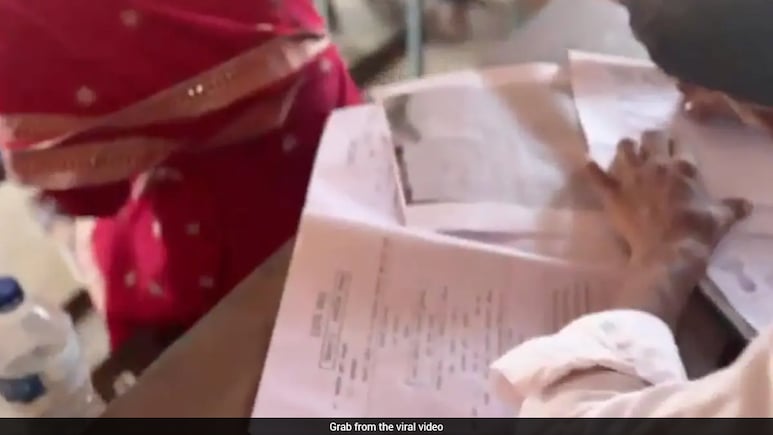 महाराष्ट्र के बीड में कक्षा 10वीं की साइंस परीक्षा के दौरान नकल करते हुए दिखे स्टूडेंट्स, खुलेआम चली चीटिंग