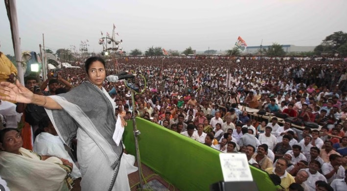 2006 में सिंगूर टाटा प्रोजेक्ट के खिलाफ ममता बनर्जी का प्रदर्शन. 2006 में सिंगूर टाटा प्रोजेक्ट के खिलाफ ममता बनर्जी का प्रदर्शन.