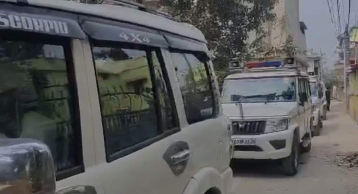 डीआरडीए निदेशक के ठिकाने पर छापा मारने जाती EOU की टीम. डीआरडीए निदेशक के ठिकाने पर छापा मारने जाती EOU की टीम.