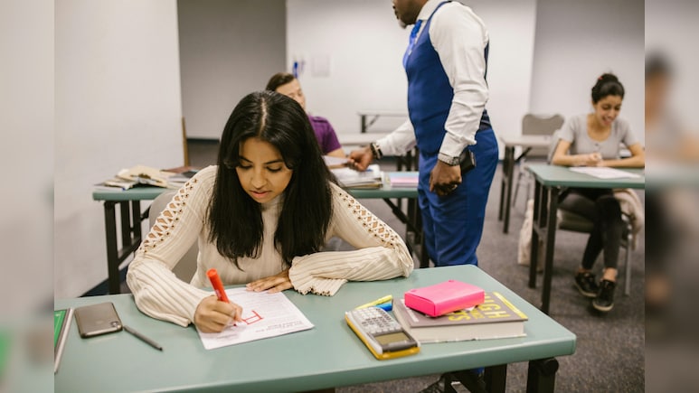 10वीं बोर्ड परीक्षा साल में दो बार: क्या छात्र हो रहे हैं लापरवाह? जानिए Experts की राय