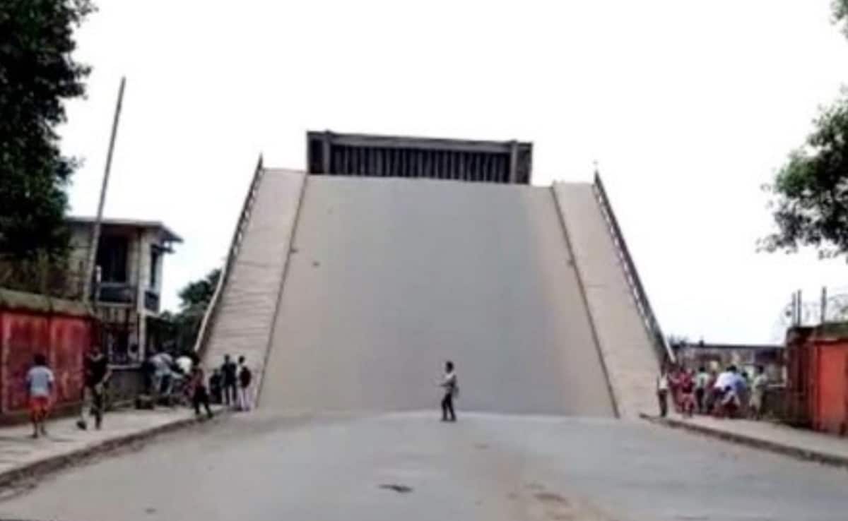 कोलकाता डॉक सिस्टम का 118 साल पुराना स्विंग ब्रिज- यह पुल लंदन स्थित वेस्ट वुड बेली एंड कंपनी द्वारा 1890 में बनाया गया था