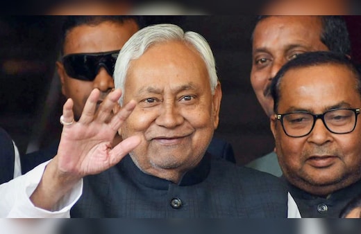 LIVE:  CM आवास में बैठक खत्म, बाहर निकले नीतीश कुमार; ललन सिंह और विजय चौधरी साथ मौजूद