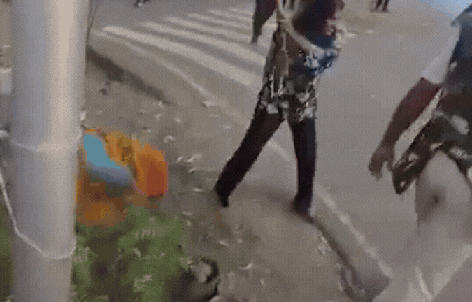 VIDEO: एमपी में पुलिस थाने पर हमला! ग्रामीणों ने फेंके पत्थर, बरसाई लाठियां और चप्पल