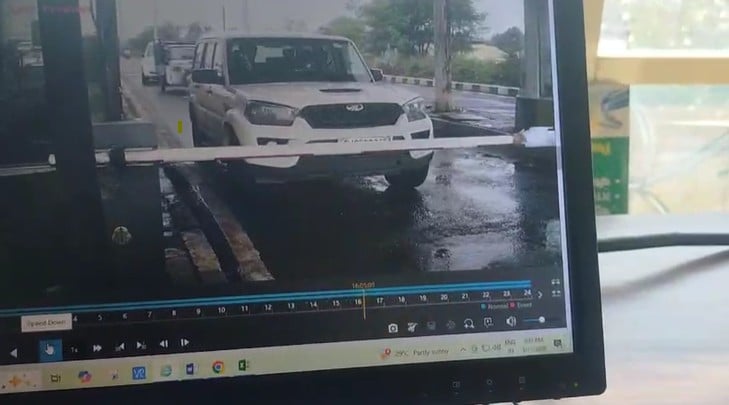 कारोबारी की गाड़ी टोल प्लाजा पर लगे सीसीटीवी में हुई कैद. कारोबारी की गाड़ी टोल प्लाजा पर लगे सीसीटीवी में हुई कैद.