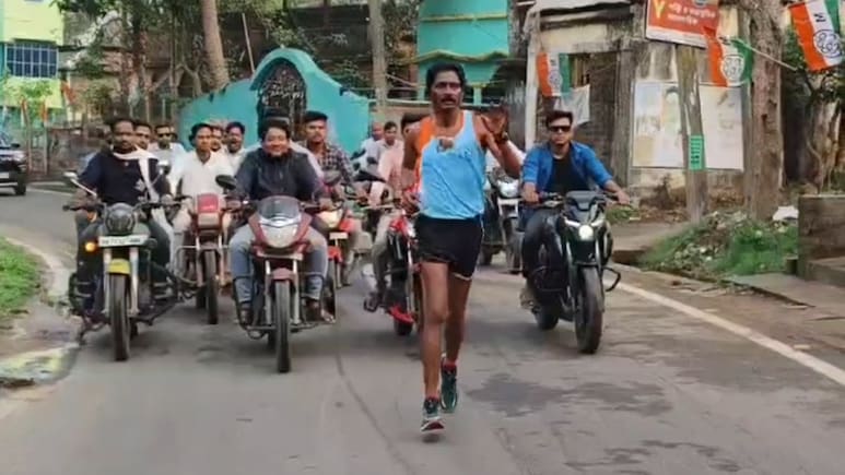 न कार, न कोई काफिला... गंजी और हाफ पैंट में 12 KM दौड़कर अभिषेक बनर्जी की सभा में पहुंचे TMC उम्मीदवार