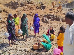 Water Crisis: गर्मियां शुरू होते ही गहराया जल संकट, न हैंडपंप और न ही कोई कनेक्शन, गड्ढे का पानी पीने को मजबूर लोग