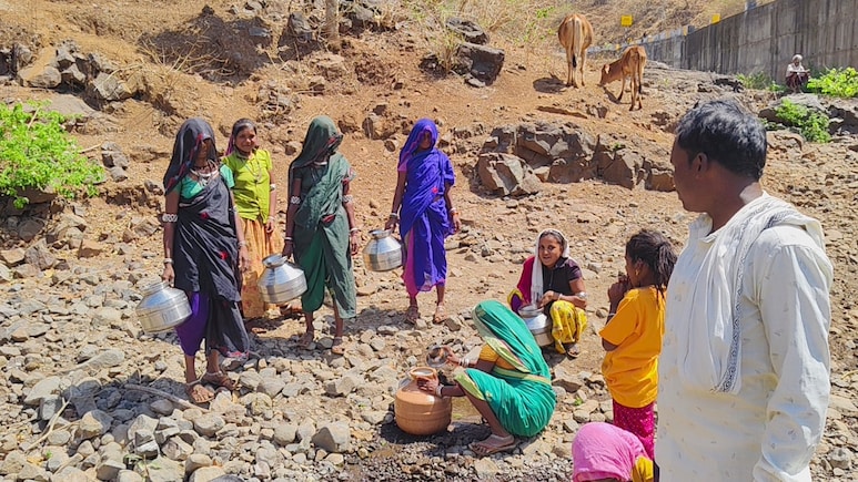 Water Crisis: गर्मियां शुरू होते ही गहराया जल संकट, न हैंडपंप और न ही कोई कनेक्शन, गड्ढे का पानी पीने को मजबूर लोग