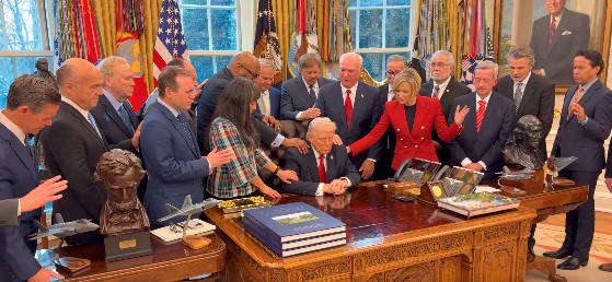 आंखें बंद कर बैठे ट्रंप, हाथ पकड़े दिखे पादरी... ईरान से जंग के बीच ओवल ऑफिस में प्रार्थना सभा! Video