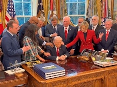 आंखें बंद कर बैठे ट्रंप, हाथ पकड़े दिखे पादरी... ईरान से जंग के बीच ओवल ऑफिस में प्रार्थना सभा! Video