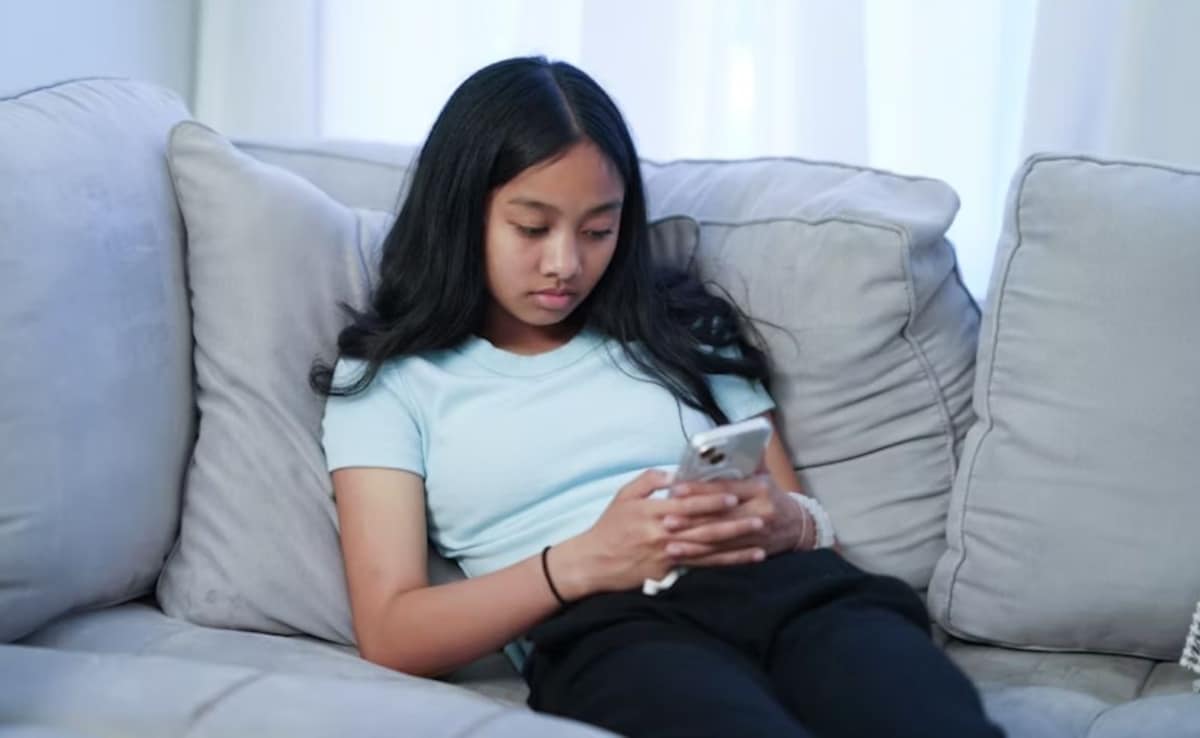 62% Parents Say Smartphones Keep Teens Awake Past 11PM In India: Survey